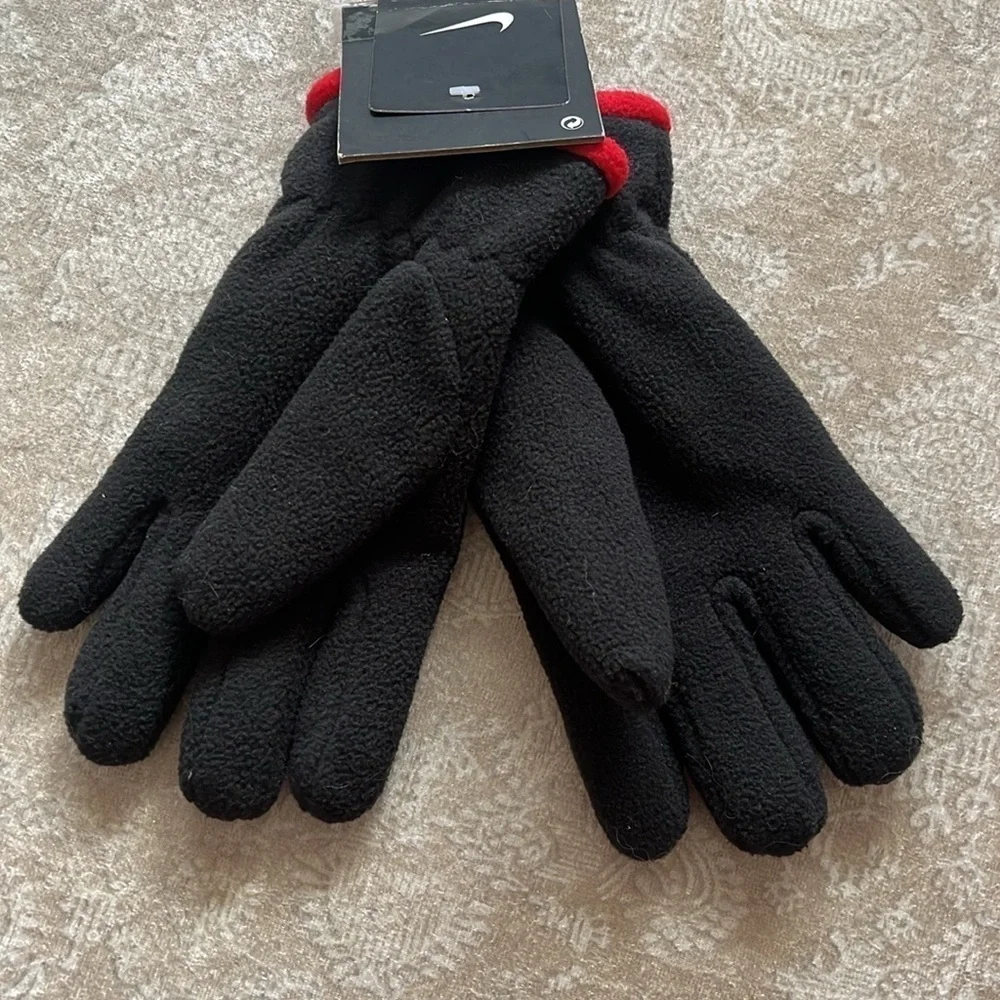 Brand New Nike Boys Black & Red Fleece Winter Gloves Sporty Embroidered Swoosh